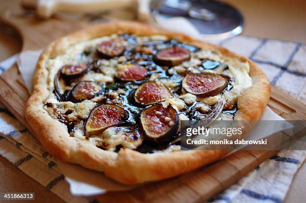 fresh fig pizza - balsamic vinegar stock pictures, royalty-free photos & images