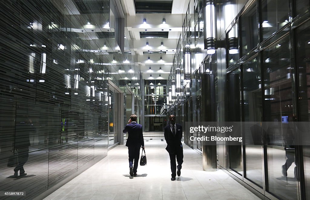 Evening Workers In The Canary Wharf Business, Finance And Shopping District