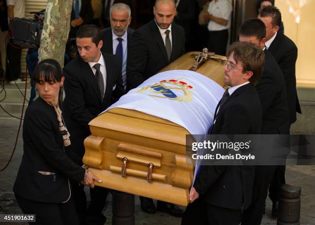 The coffin containing the mortal remians of former Real Madrid great Alfredo Di Stefano is carried from the Santiago Bernabeu stadium for burriel on...