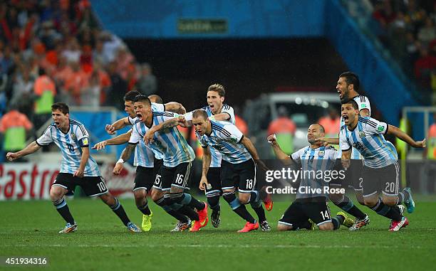 Lionel Messi, Pablo Zabaleta, Martin Demichelis, Marcos Rojo, Lucas Biglia, Javier Mascherano, Rodrigo Palacio and Ezequiel Garay of Argentina...