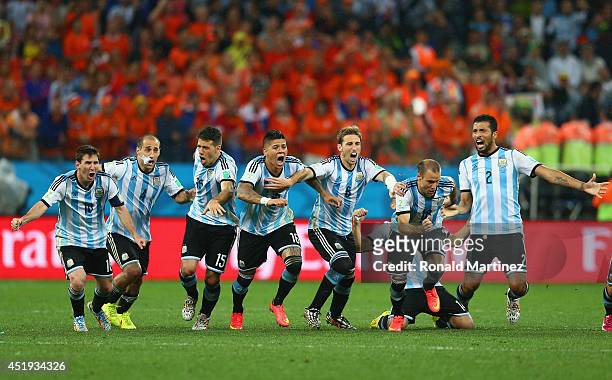 Lionel Messi, Pablo Zabaleta, Martin Demichelis, Marcos Rojo, Lucas Biglia, Javier Mascherano, Rodrigo Palacio and Ezequiel Garay of Argentina...