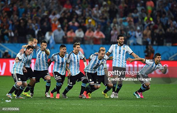 Lionel Messi, Pablo Zabaleta, Martin Demichelis, Marcos Rojo, Lucas Biglia, Javier Mascherano, Rodrigo Palacio , Ezequiel Garay and Sergio Aguero of...