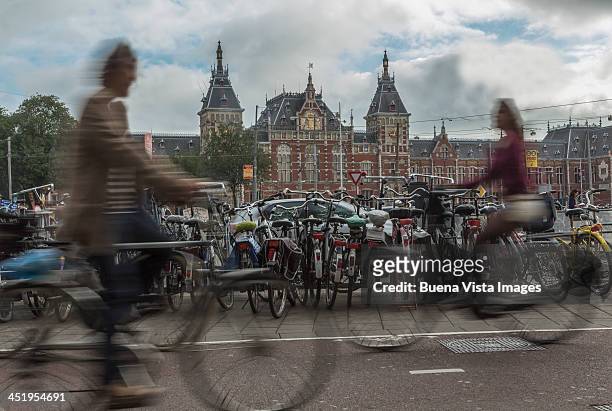bicycles in the central station square of amsterda - amsterdam foto e immagini stock