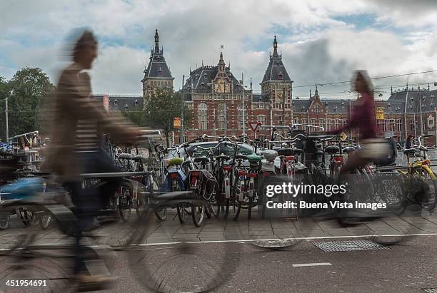 bicycles in the central station square of amsterda - amsterdam bildbanksfoton och bilder