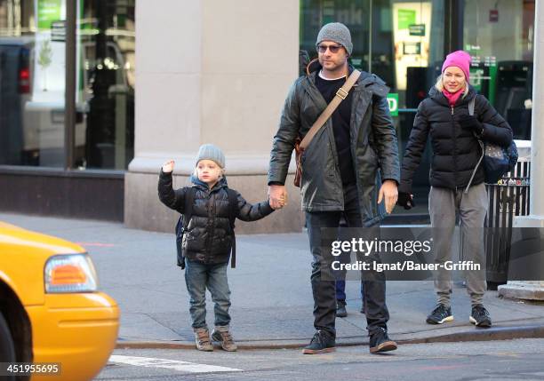 Naomi Watts and Liev Schreiber hail a taxi with their sons, Sasha Schreiber and Sammy Schreiber on November 25, 2013 in New York City.