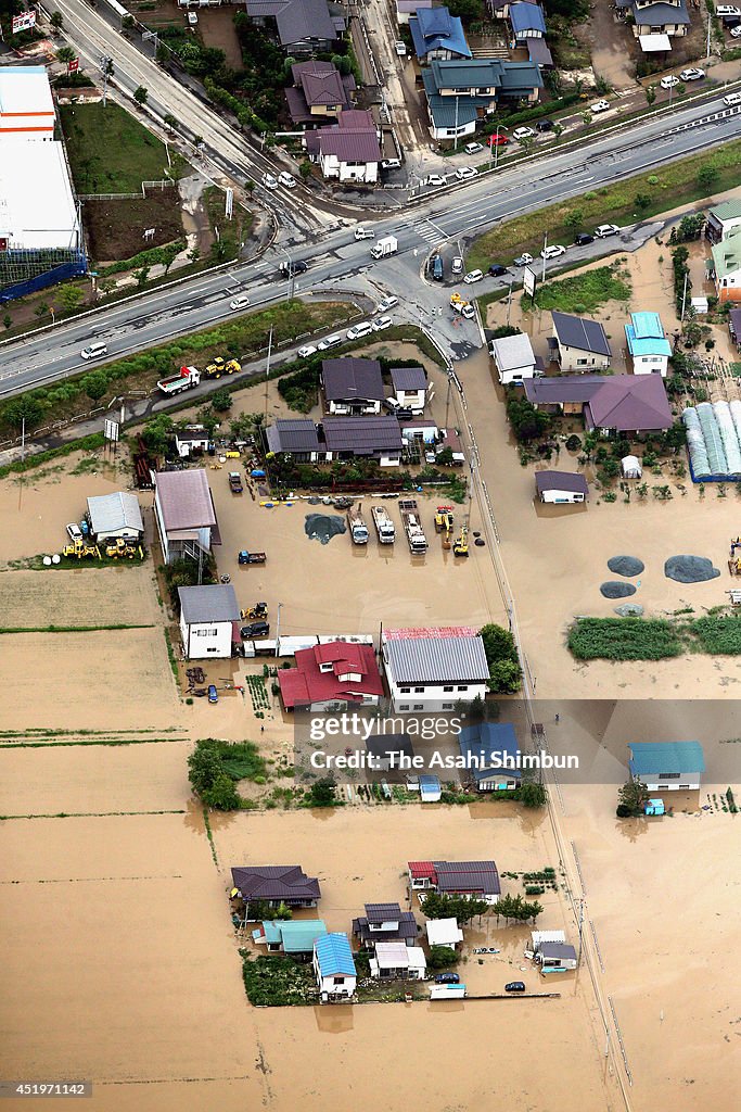 Typhoon Neoguri Hits Across Kyushu, Land Japan Mainland