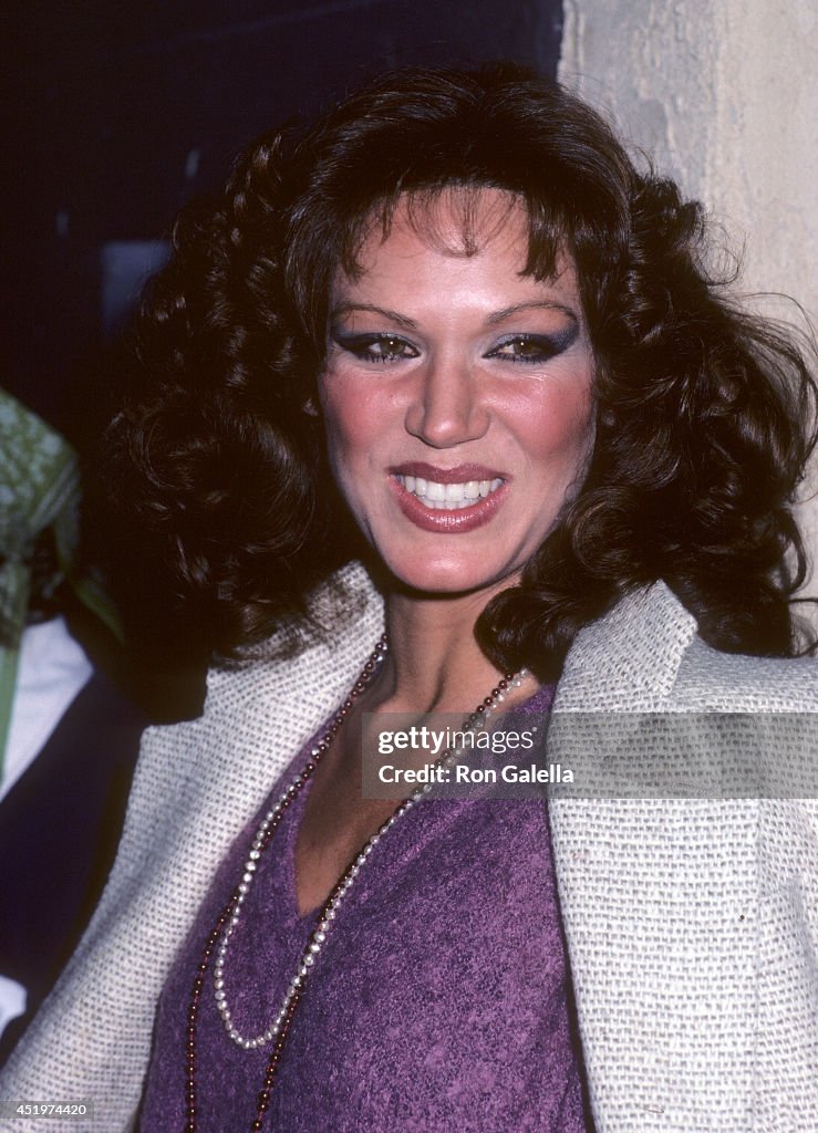 Actress Pamela Hensley visits "The Merv Griffin Show" on March 12
