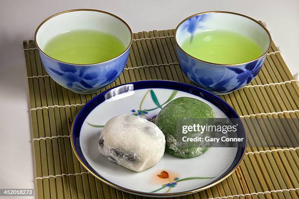 green tea with rice cake - mochi stock-fotos und bilder