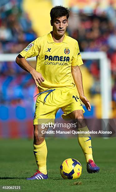 Manuel Trigueros of Villarreal controls the ball during the La Liga match between Levante UD and Villarreal CF at Ciutat de Valencia on November 24,...