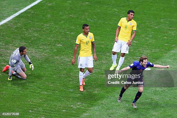 Daley Blind of the Netherlands celebrates scoring his team's second goal as goalkeeper Julio Cesar , Luiz Gustavo and Paulinho of Brazil react during...