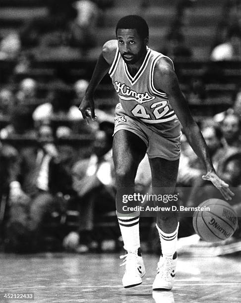 Mike Woodson of the Sacramento Kings dribbles the ball against the Los Angeles Clippers during a game circa 1987 at the Los Angeles Memorial Sports...