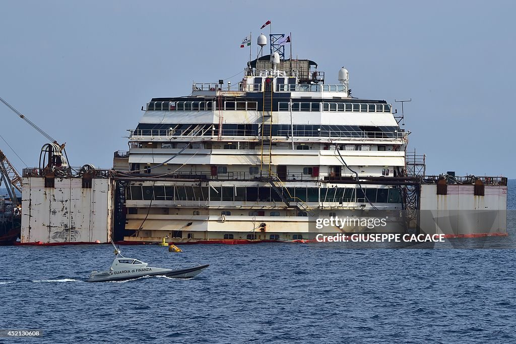 ITALY-SHIPPING-TOURISM-DISASTER-SALVAGE