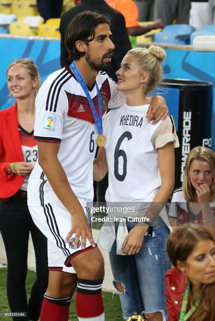 Sami Khedira of Germany and his girlfriend Lena Gercke celebrate the...  Photo d'actualité - Getty Images