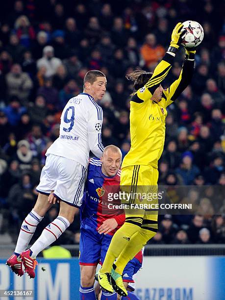 Chelsea's Spanish forward Fernando Torres vies with FC Basel's Bulgarian defender Ivan Ivanov and FC Basel's goalkeeper Yann Sommer during an UEFA...