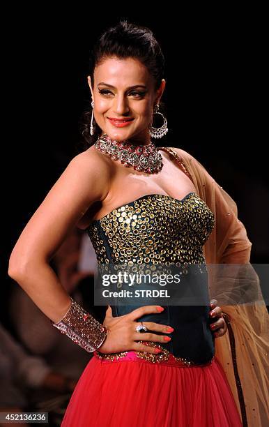 Indian Bollywood actress Ameesha Patel models a creation during Indian International Jewellery Week 2014 in Mumbai on July 14, 2014. AFP PHOTO/STR