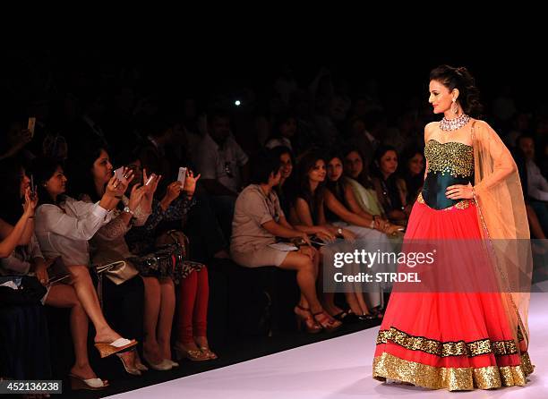 Patel Model Ameesha Bollywood Photos and Premium High Res Pictures - Getty Images