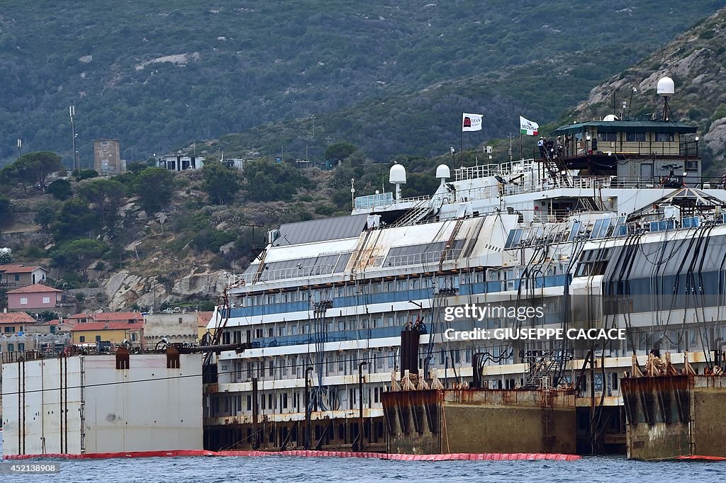 ITALY-SHIPPING-TOURISM-DISASTER-SALVAGE