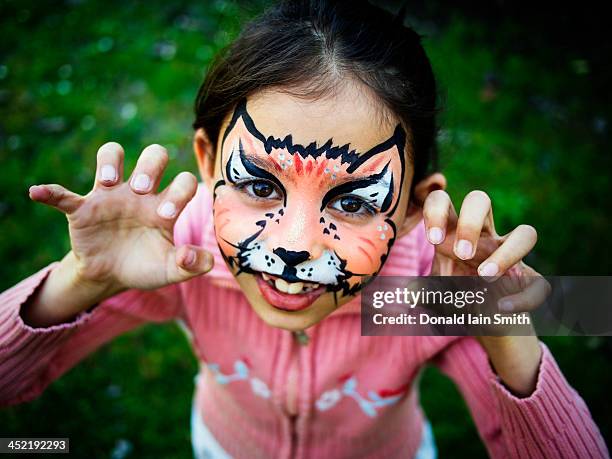 cat facepaint - imitant un animal photos et images de collection