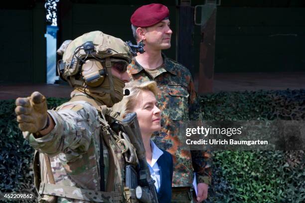 Soldier explains Defence Minister Ursula von der Leyen the trainig expiration. In the background Brigade general Dag Baehr, commander of the KSK in...