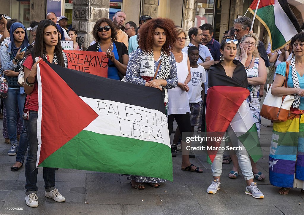 Italians Hold A pro Palestinian Rally On The Rialto bridge