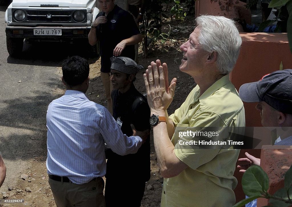 Bill Clinton Visits School Kitchen In Jaipur, Serves Chapattis To Students