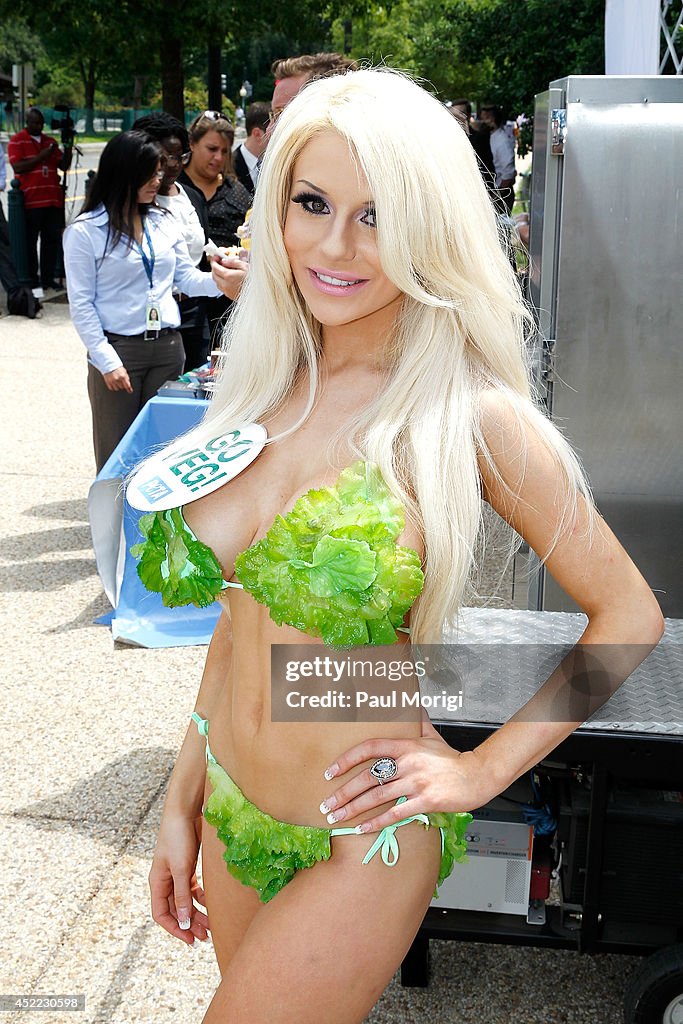 Courtney Stodden Serves Up Veggie Dogs For PETA