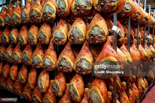 Hams Boiling Racks 83 Bills Fridge Stock Photos, High-Res Pictures, and Images - Getty Images