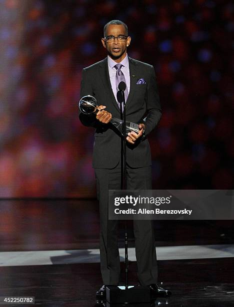 Personality Stuart Scott accepts the 2014 Jimmy V Perseverance Award onstage at the 2014 ESPY Awards at Nokia Theatre L.A. Live on July 16, 2014 in...