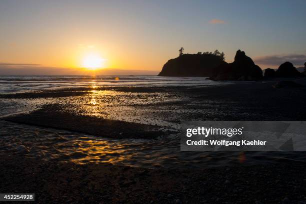 Sunset at Ruby Beach on the Olympic Peninsula in the Olympic National Park in Washington State, USA.