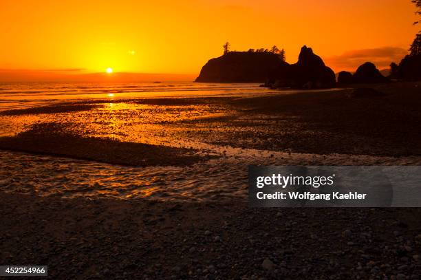 Sunset at Ruby Beach on the Olympic Peninsula in the Olympic National Park in Washington State, USA.