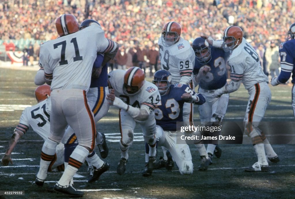 Minnesota Vikings QB Joe Kapp in action, rushing for touchdown vs