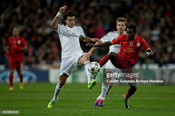 Pepe of Real Madrid CF competes for the ball with Tue Na Bangna Bruma of Galatasaray AS during the UEFA Champions League group B match between Real...