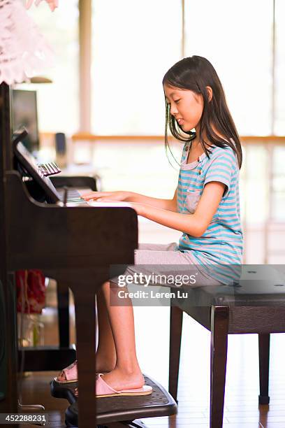 child playing piano - ピアノ ストックフォトと画像