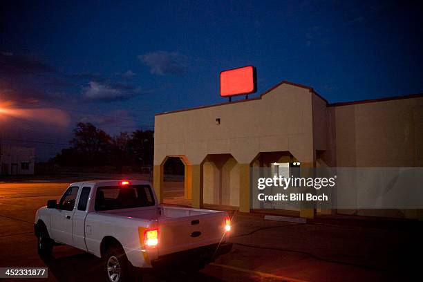 night scene with truck and no name sign - モーテル ストックフォトと画像