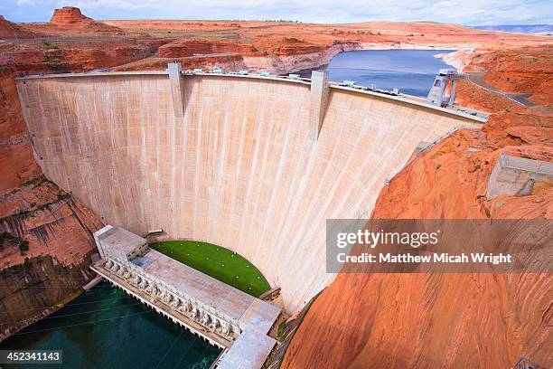 the glenn canyon dam - energía hidroeléctrica fotografías e imágenes de stock