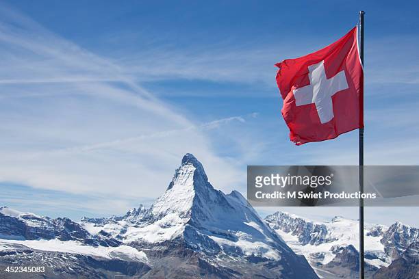 switzerland matterhorn - swiss flag stockfoto's en -beelden
