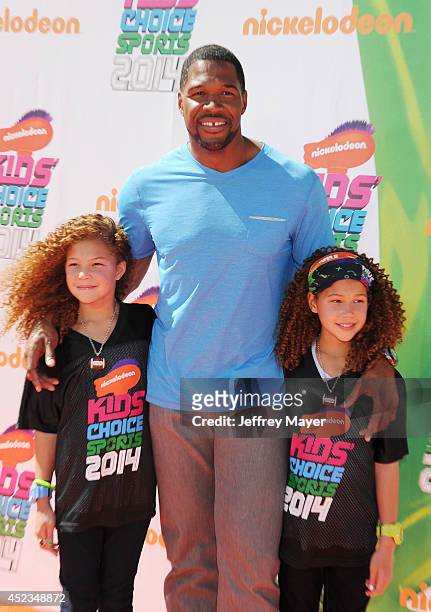 Former NFL player Michael Strahan and daughters Isabella Strahan and Sophia Strahan attend Nickelodeon Kids' Choice Sports Awards 2014 at Pauley...