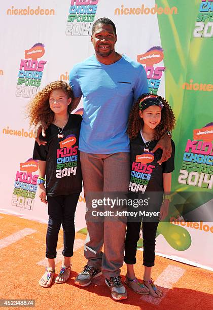 Former NFL player Michael Strahan and daughters Isabella Strahan and Sophia Strahan attend Nickelodeon Kids' Choice Sports Awards 2014 at Pauley...