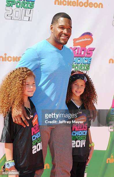 Former NFL player Michael Strahan and daughters Isabella Strahan and Sophia Strahan attend Nickelodeon Kids' Choice Sports Awards 2014 at Pauley...