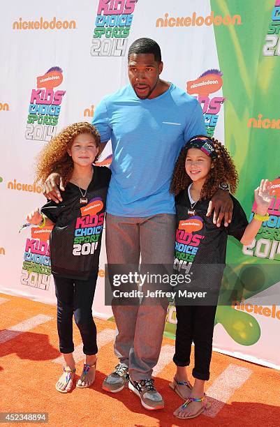 Former NFL player Michael Strahan and daughters Isabella Strahan and Sophia Strahan attend Nickelodeon Kids' Choice Sports Awards 2014 at Pauley...