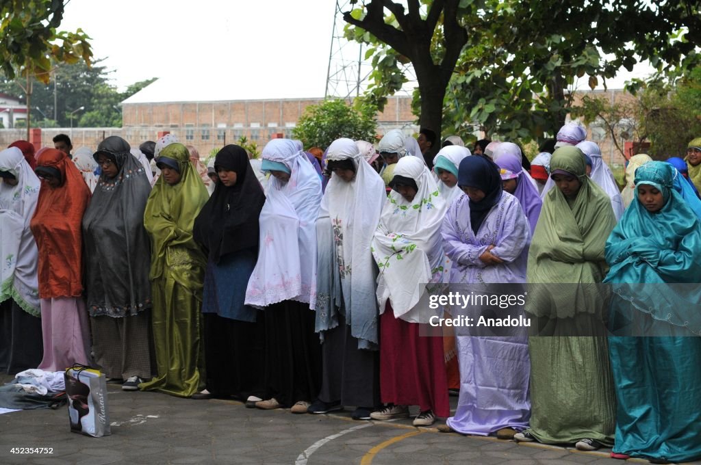 Indonesian students pray for their teacher, victim of MH17