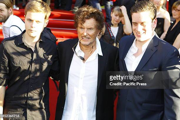 Dieter Wedel , the director of the Nibelungen-Festspiele Worms, poses with his two sons Benjamin and Dominik Elsner for the cameras on the red...