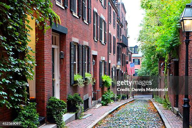 historic acorn street, beacon hill, boston - acorn street boston stock pictures, royalty-free photos & images