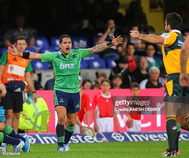 Aaron Smith of the Highlanders appeals to the referee Steve Walsh during the Super Rugby quarter final match between the Otago Highlanders of New...