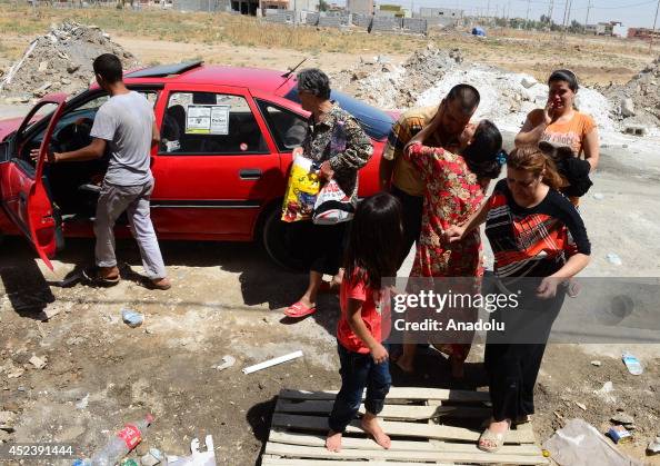 Iraqi christians flee from Mosul Iraqi christians flee from Mosul