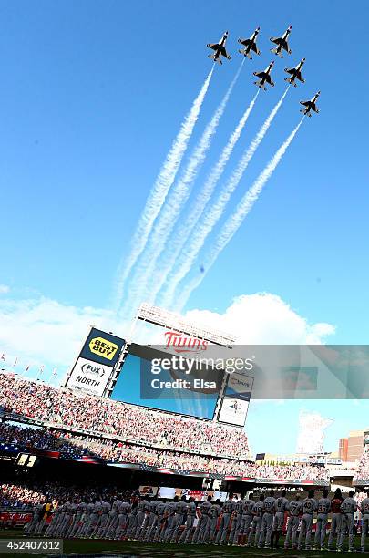 Target Field Fly Over 295 Plane Flyover Prior Stock Photos, High-Res Pictures, and Images ...