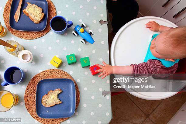baby spelling with alphabet blocks - winchester england stock-fotos und bilder
