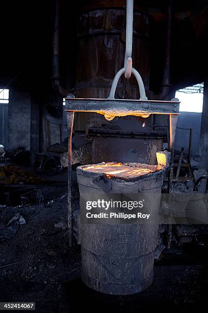 working in cast iron foundry - metal bucket photos et images de collection