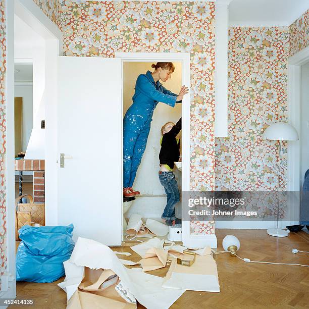 mother and son renovating bathroom - casser mur photos et images de collection