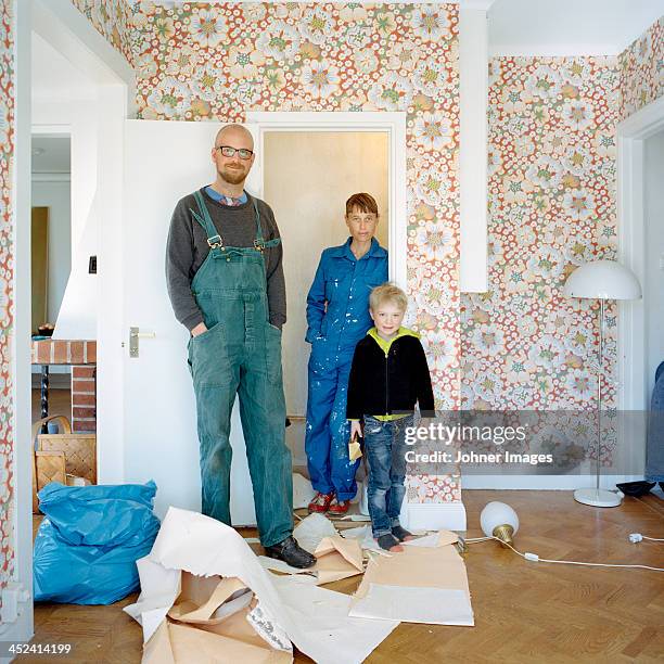 family renovating room - casser mur photos et images de collection